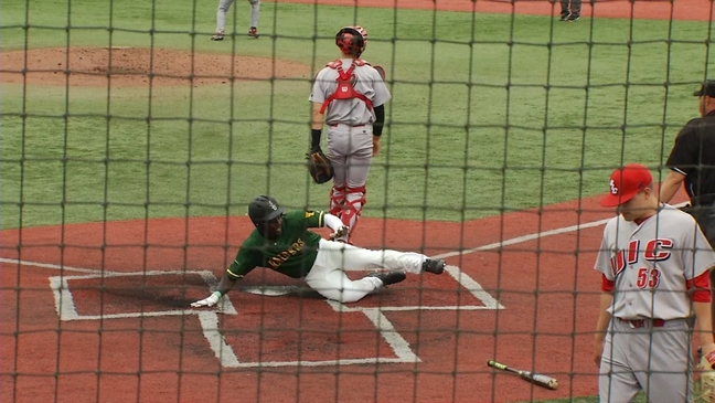 Wright State knocks off UIC 6-3