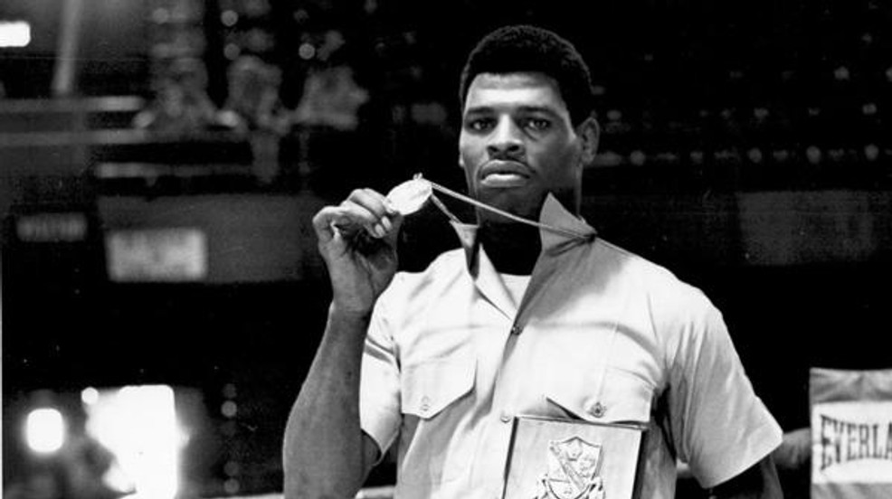 Leon Spinks, boxing champion known for defeating Muhammad Ali, dies in