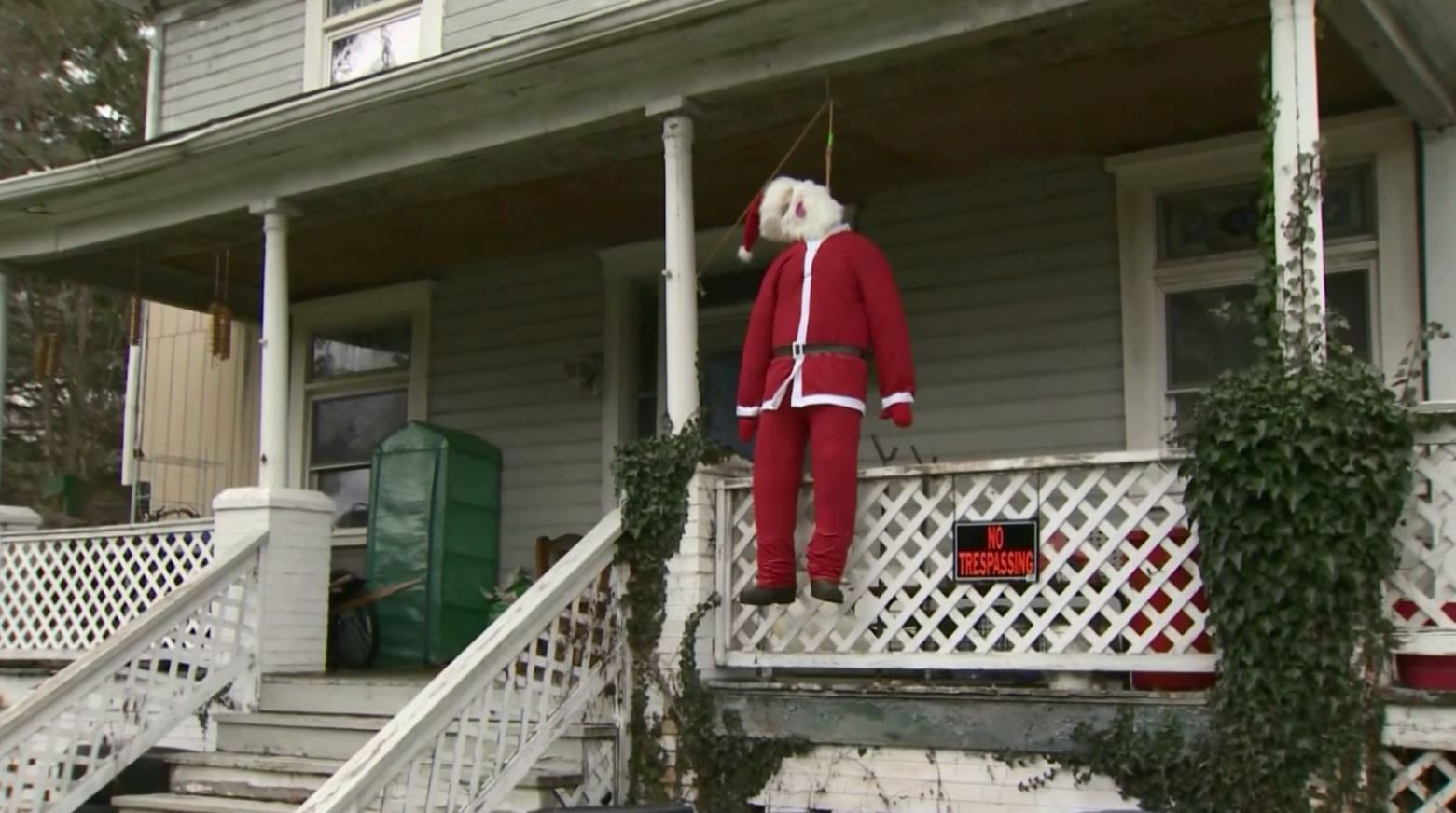 Holiday Horror Display Neighbor Catches Attention With Santa In Noose Wkrc 0544