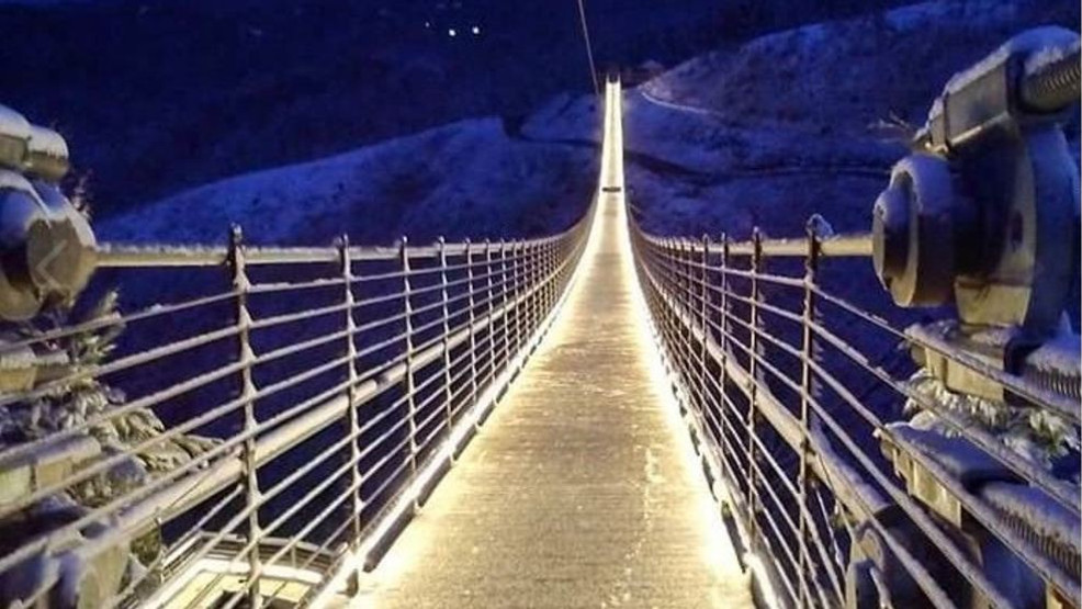 U.S.'s longest pedestrian suspension bridge hosts light display for holidays in Gatlinburg WZTV