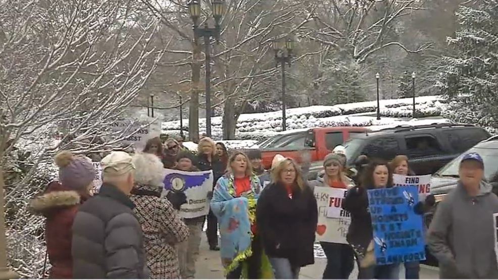 Kentucky teachers rally against retirement bill WCHS
